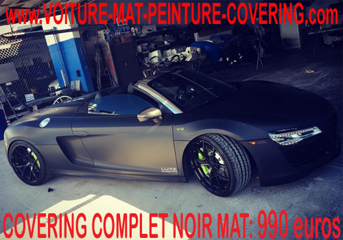 Ce covering noir mat recouvre la carrosserie d'une voiture